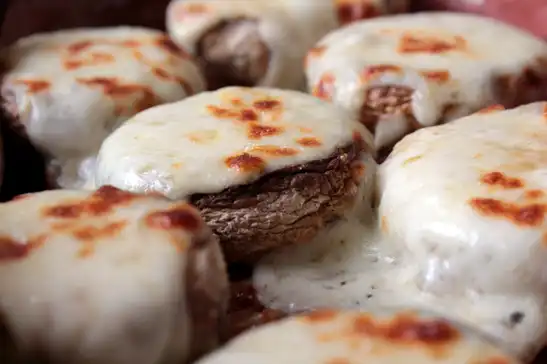 Kiremit Bütün Mantar Kaşar / Mushroom with Kashar Cheese on the clay tile